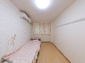 明るい個室の居室  
