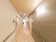 清潔で広々とした施設の廊下