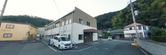 介護施設の外観と駐車場