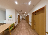 明るい共用廊下と食堂  