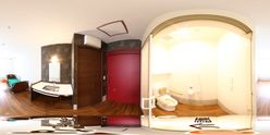 介護用ベッドとトイレのある居室