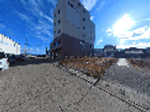 広い空と建物の外観