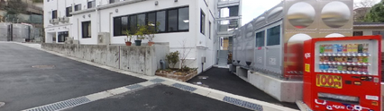 介護施設のエントランスと外観