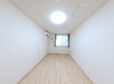 白壁と木目調の部屋