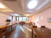 光が降り注ぐ広々としたホール