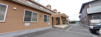 介護施設の外観と駐車場
