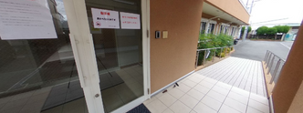 明るい介護施設の入口