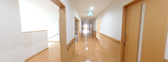 介護施設内の廊下とエレベーター