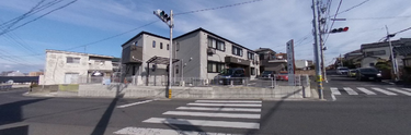 日当たりの良い清潔な交差点