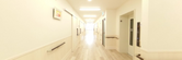 広々とした明るい廊下