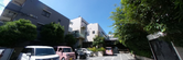 モダンな施設の入口と外観