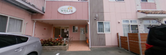 明るい色の介護施設の入口