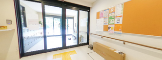 ケア施設のエントランスと受付
