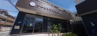 ケアセンターの外観と入口
