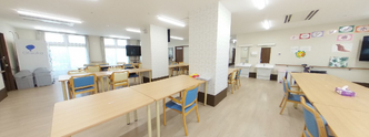 介護施設の清潔な共用リビング