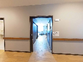 廊下と開放的な休憩スペース
