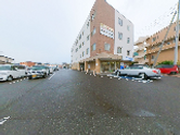 介護施設の外観と駐車スペース