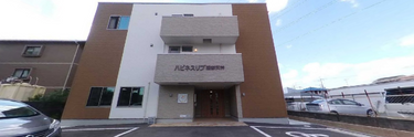 広々とした駐車場と施設