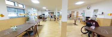 広々とした快適ラウンジ