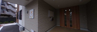 明るい玄関付近の風景