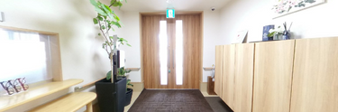 清潔な通路と受付