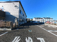 建物と駐車場の外観