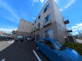 建物前の駐車場と道路  