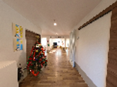 クリスマスツリーが飾られた廊下