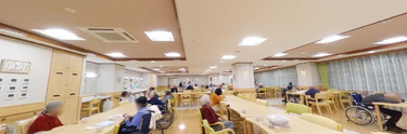 快適な食堂と利用者の風景