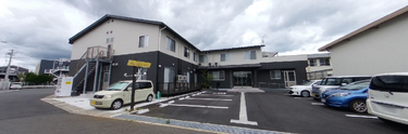 介護施設の外観と駐車場