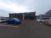 広い駐車スペースの駐車場