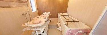 医療機器とベッドの整った部屋