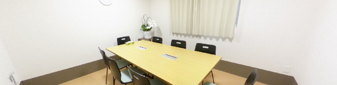 広々とした明るい会議室