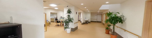 明るく開放的な施設の受付