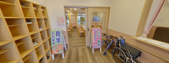 エントランスと受付のある介護施設