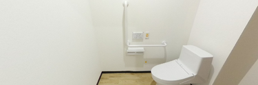 介護施設内のトイレと廊下