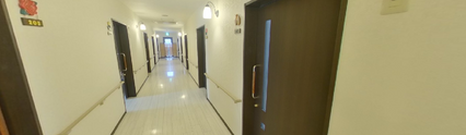 広々とした介護施設の通路