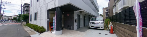 介護施設の外観と通り抜け