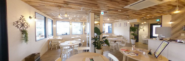 介護施設内の清潔な食堂風景