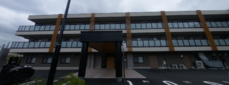 介護施設の外観と駐車場