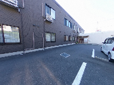 広々とした駐車場の施設