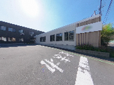 開放的な施設の外観