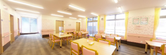 施設内の食堂の明るい空間