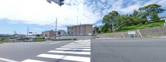 交差点と歩道のある郊外の景色