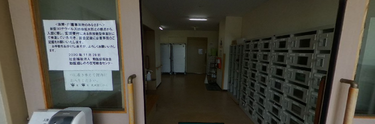 介護施設の入り口と待合スペース