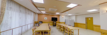 介護施設内の広々とした食堂兼会場