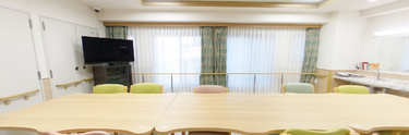 明るく広々とした施設の共有エリア