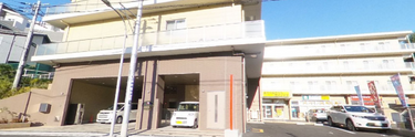 快晴の日の住宅街の通り