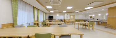 広々とした介護施設の食堂