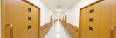 介護施設の廊下と部屋の扉